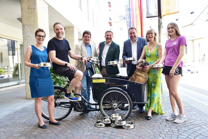 v.l.n.r: Stadträtin Katharina Spanring, Radbutler Georg Moser, Stadtrat Christian Pober, Bürgermeister Günther Albel, Stadtrat Erwin Baumann, Gemeinderätin Christine Mirnig und Hanna mit Hündin Sunny. Copyright Karin Wernig