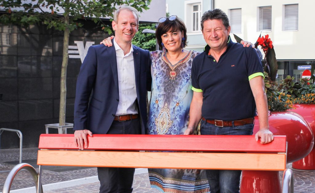 Erste Regenbogenbank steht in Villach