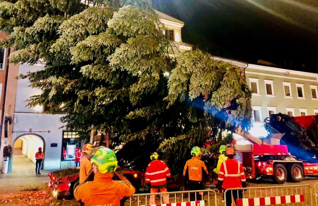 18-Meter-Christbaum schmückt den Hauptplatz