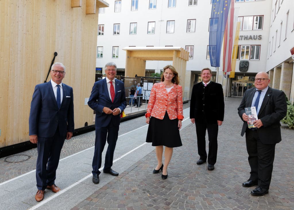 „Mobile Ausstellung“ am Rathausplatz eröffnet