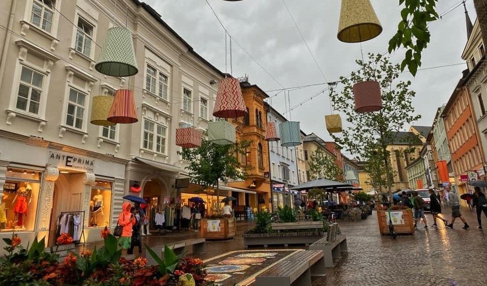 Begrünte Bänke bieten weiterhin Sitzgelegenheit